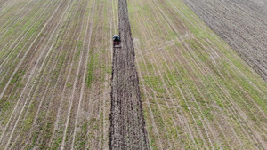 为春种做准备空中观察的拖拉机在田间播种30秒视频