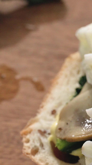 面包蘸流心蛋黄开放三明治8秒视频
