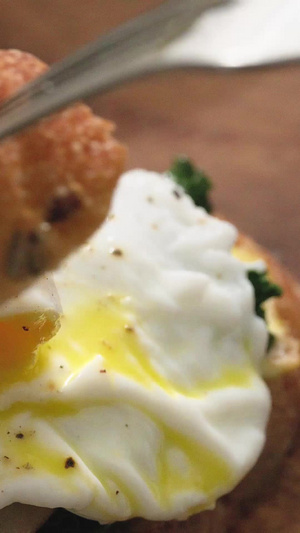 面包蘸流心蛋黄面包蘸蛋黄8秒视频