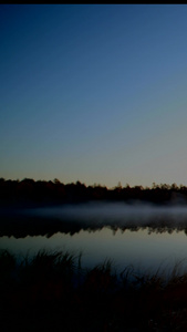 延时湖面上的云雾视频