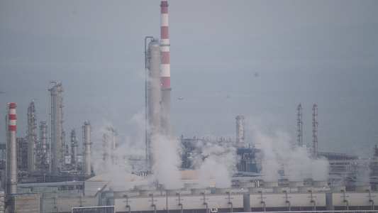 制造业工厂厂区冒着白烟的烟囱能源环保4k素材[冒起]视频