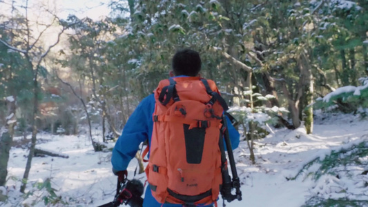 蓝衣男子雪山前进特写视频