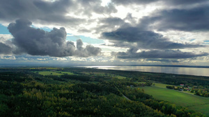 美丽多云的乡村海岸线,空中31秒视频