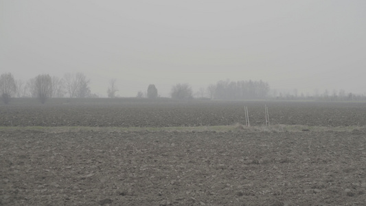 带雾雾2的农村风景视频