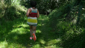 一个女人在农村的一条路上跑步41秒视频