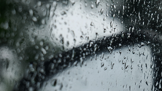 车窗雨水美景视频