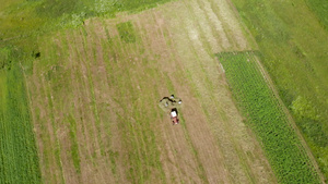 乘高角空中射高角度射击的农民堆干粉红色拖拉机18秒视频