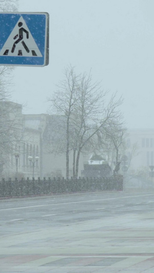 冬天大雪天气的街头行人路面易滑15秒视频