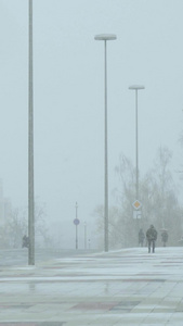 冬天大雪天气的街头行人城市交通视频