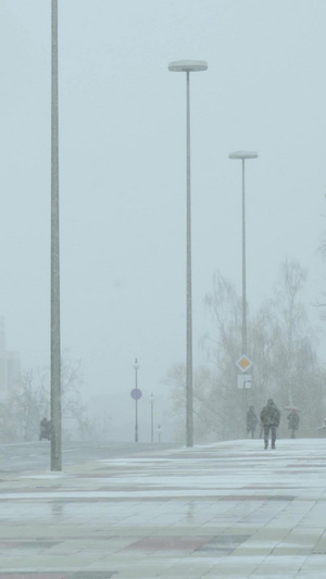 冬天大雪天气的街头行人城市交通15秒视频