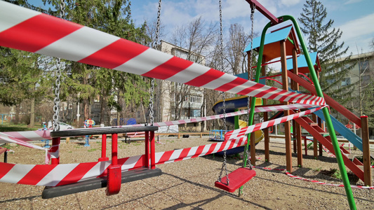 因共生19病毒威胁而处于紧急状态期间的Moldova Chisinau住宅区的空儿童游乐场被封锁,因视频