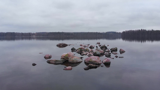 环礁岛的石块,这些石块散落在芬兰湖航向上的水域上视频