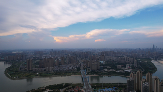 航拍蓝天白云晴朗天空城市江景住宅生活区街景4k素材视频