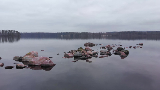 在芬兰湖水中散落的石头视频