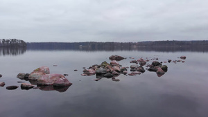 在芬兰湖水中散落的石头20秒视频