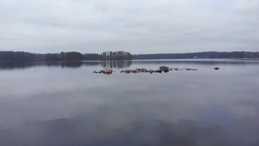 在芬兰湖水中散落的石头 快速空中飞动视频