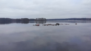 在芬兰湖水中散落的石头15秒视频