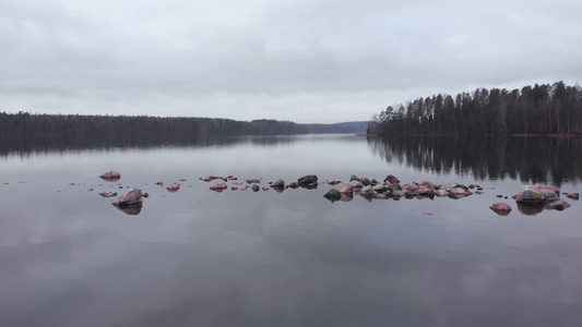 在芬兰湖水中散落的石头 空中向前射击视频