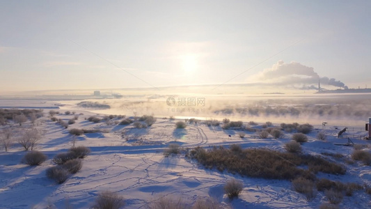 4k航拍呼伦贝尔冬季清晨河流晨雾雪景风景视频