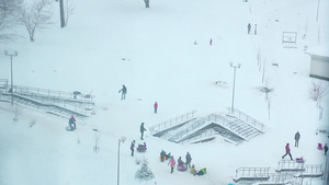 孩子们在雪天骑滑梯13秒视频