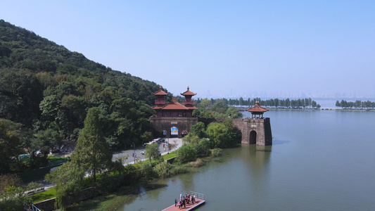 航拍自然风光湖景古城门历史4k老建筑素材视频