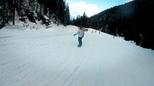 跟踪年轻男性职业滑雪运动员骑滑雪舞步下山视频