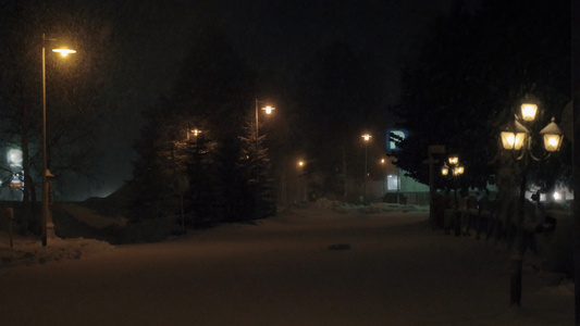 荒废的雪道冬季夜间景象视频