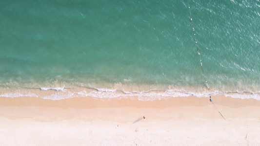 航拍广东惠州海边海浪沙滩4k海景素材视频