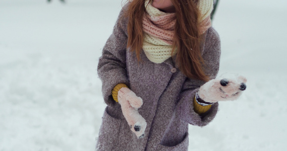 女孩在公园里玩雪视频