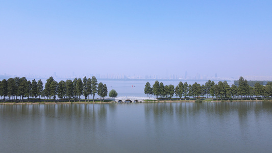 航拍城市适合运动健身的湖景绿道4k素材视频