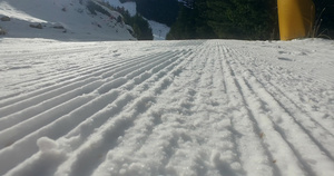 带雪线的准备滑雪斜坡14秒视频