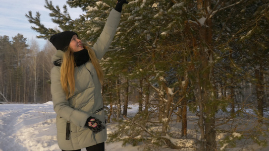 冬天快乐的年轻女青年女子在大自然中散步视频