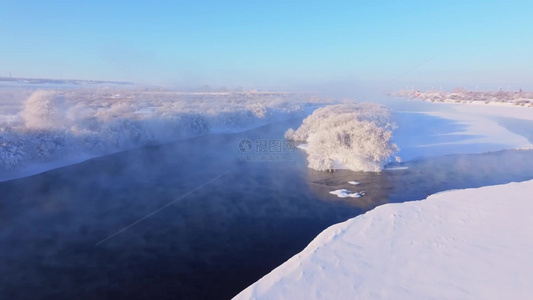 4k航拍冬季河流晨雾雾凇风光视频