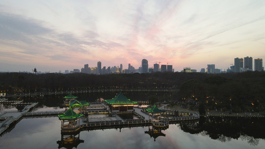 航拍城市夕阳日落晚霞天空湖景风光4k素材视频