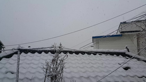 屋顶下雪季节满是白雪20秒视频