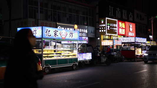 城市的夜晚街道生活气息小吃街视频