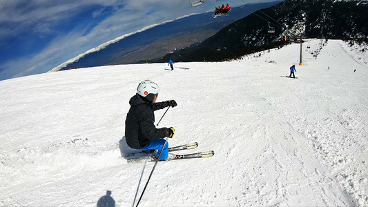 男性专家滑雪 在坎特科的滑雪山坡上滑雪 世界杯滑雪中心,慢动作视频