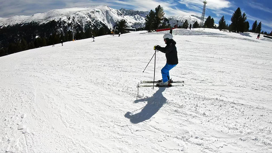 在阳光明媚的日子里 高山上滑雪滑雪下坡 超慢动作电影拍摄镜头视频