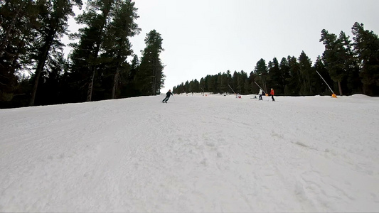 滑雪假期年轻人滑雪下滑雪坡视频