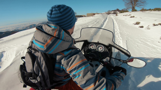 冬季山中人驾驶雪车视频