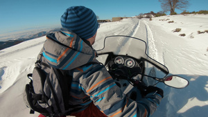 冬季山中人驾驶雪车30秒视频