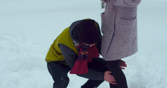 女孩在公园里玩雪视频