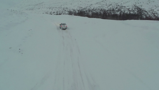 在冬季雪路上驾驶视频