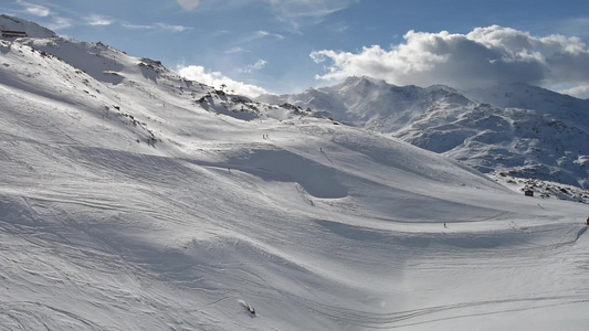 滑雪车在脚踏步下山视频