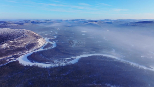 4k航拍内蒙古冬天冰封河流晨雾山峰视频
