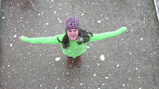 女孩转过身去享受第一次下雪视频