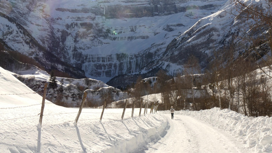 冬季爬雪山视频