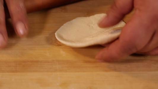 厨师擀面烙饼视频