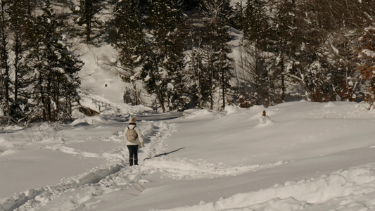 冬天在雪上漫步的女子视频