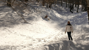 冬天在雪上漫步的女子13秒视频